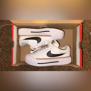 Nike court legacy lift in platform
